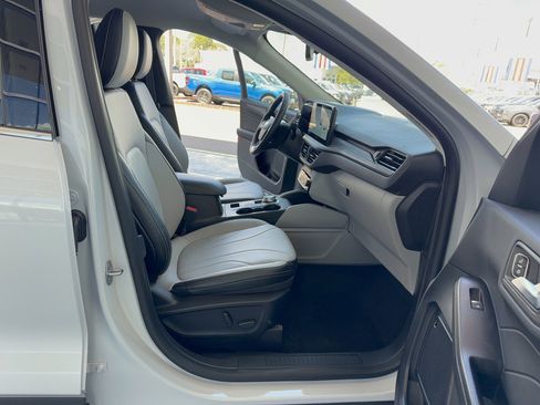 Certified 2025 Ford Escape SE w/ PHEV Premium Package FWD image 13
