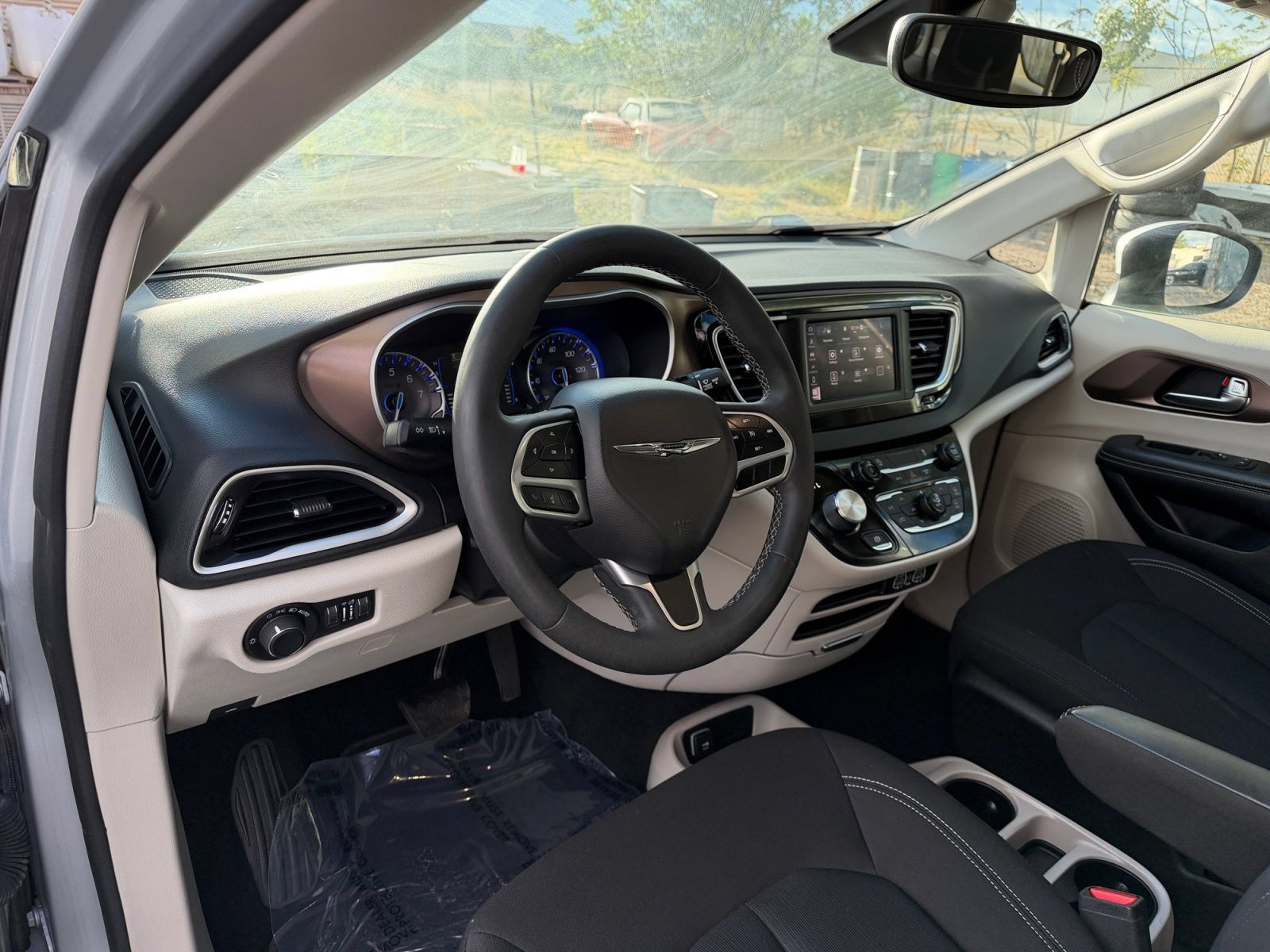 Used 2023 Chrysler Voyager LX FWD image 18
