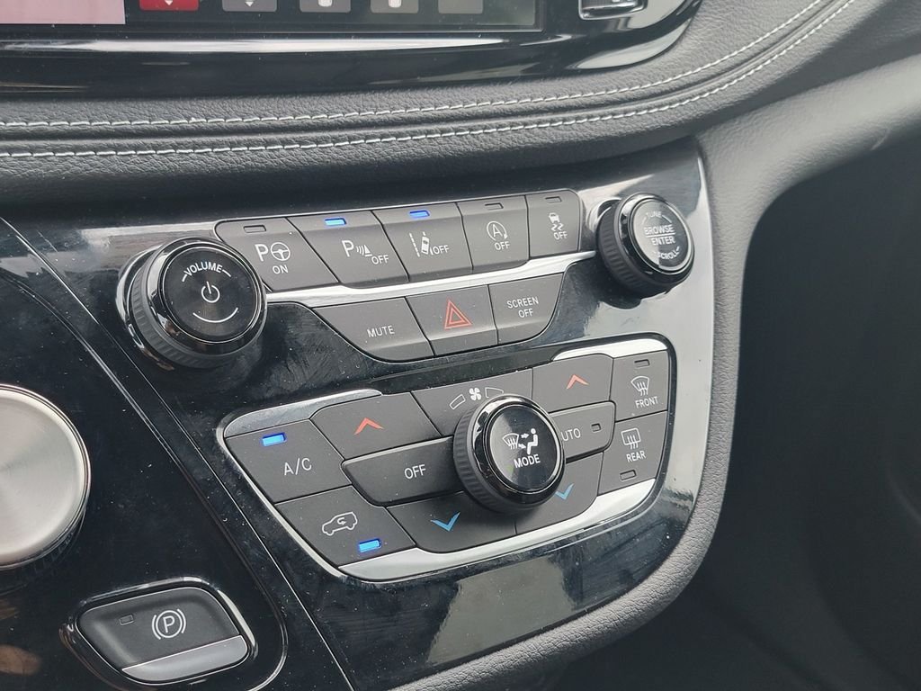 New 2025 Chrysler Pacifica Select w/ Fav Edition Package FWD image 18