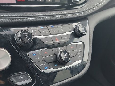 New 2025 Chrysler Pacifica Select w/ Fav Edition Package image 18