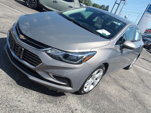 Used 2017 Chevrolet Cruze Premier w/ Enhanced Convenience Package FWD image 3