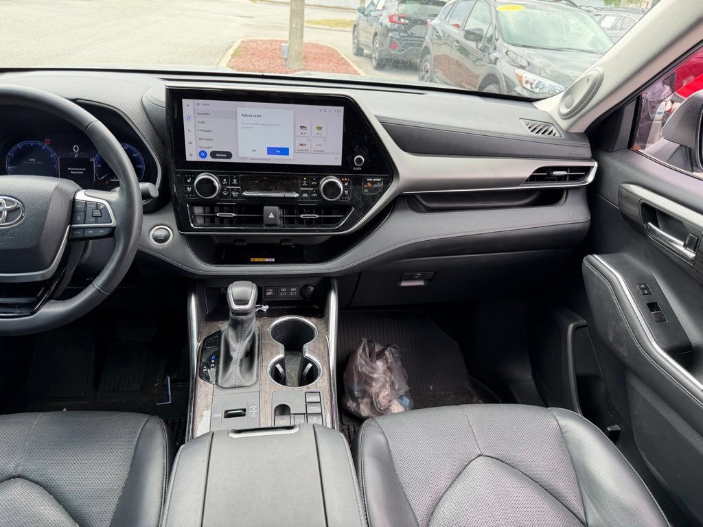 Used 2024 Toyota Highlander Limited FWD image 21