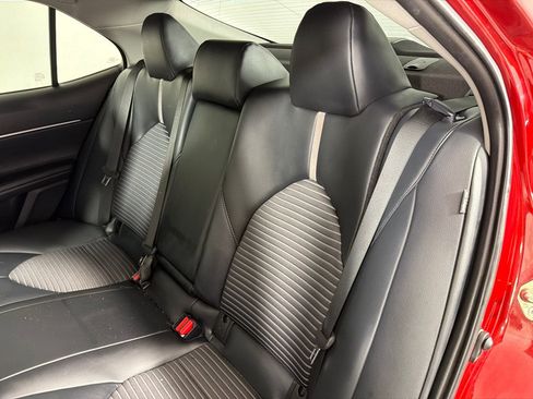 Used 2020 Toyota Camry SE w/ Convenience Package FWD image 18