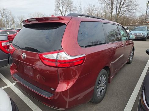 Used 2018 Toyota Sienna XLE Premium image 4