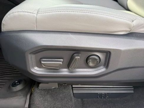 Used 2025 Toyota Tundra Limited AWD/4WD image 18