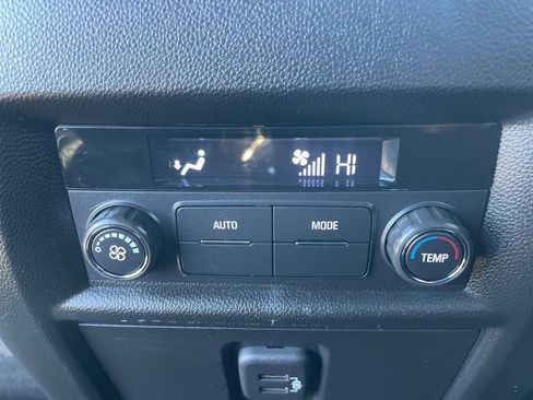 Used 2023 Chevrolet Traverse LT image 34