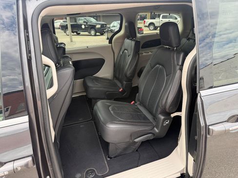 Used 2020 Chrysler Pacifica Touring-L Plus w/ Tire & Wheel Group FWD image 12