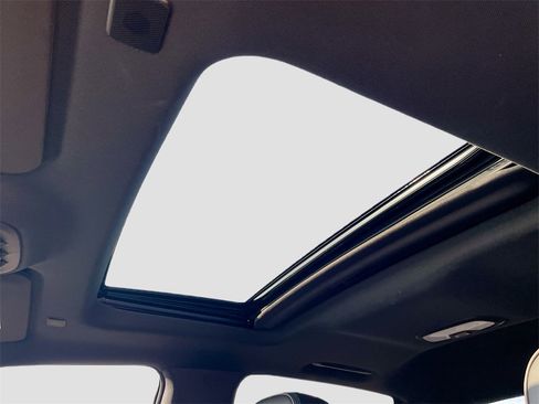 Used 2024 GMC Canyon Denali image 18