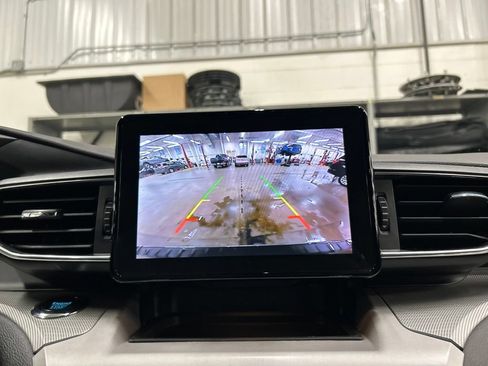 Used 2023 Ford Explorer XLT w/ Equipment Group 202A AWD/4WD image 20
