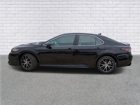 Used 2021 Toyota Camry SE image 2