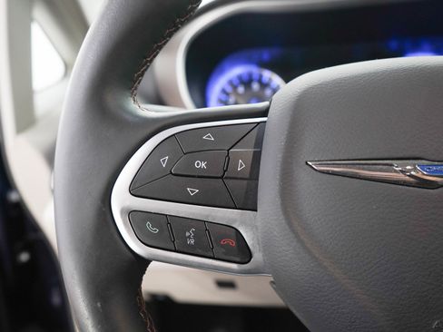 Used 2017 Chrysler Pacifica Touring-L FWD image 24