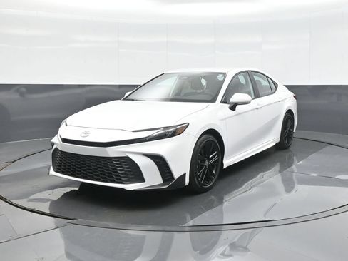 Used 2026 Toyota Camry SE FWD image 3