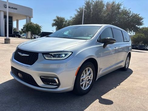 Used 2024 Chrysler Pacifica Touring-L FWD image 3