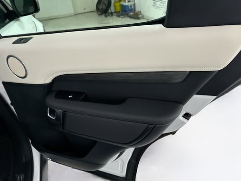 Used 2022 Land Rover Discovery S R-Dynamic image 32