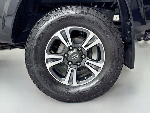 Used 2018 Toyota Tacoma TRD Sport AWD/4WD image 6