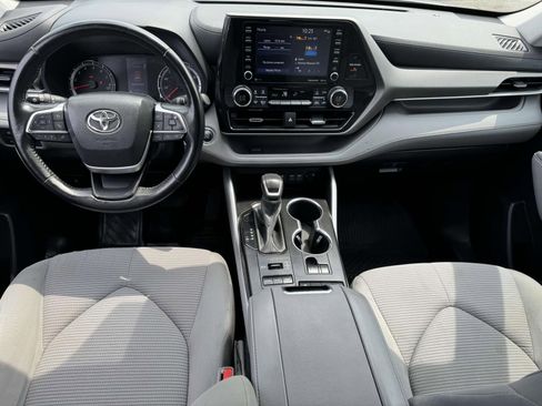 Used 2022 Toyota Highlander LE image 12