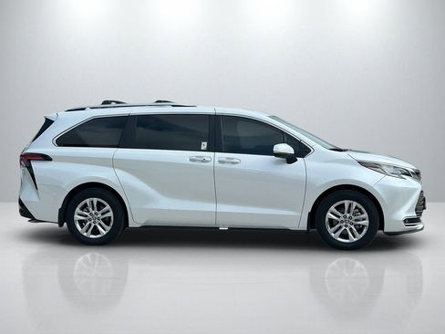 Used 2025 Toyota Sienna Limited AWD/4WD image 4