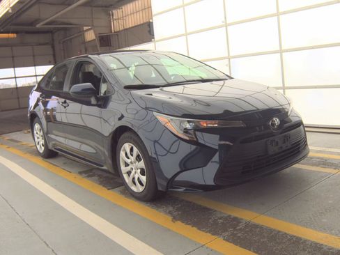 Used 2024 Toyota Corolla LE FWD image 2