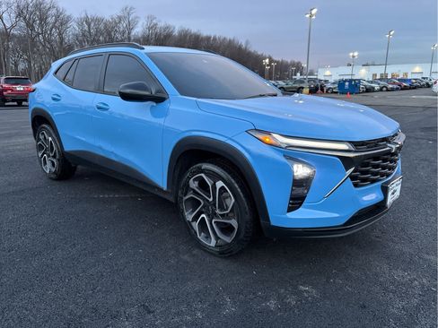 Used 2024 Chevrolet Trax RS w/ Sunroof Package image 2