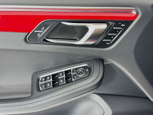 Certified 2025 Porsche Macan image 11