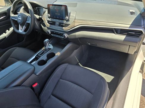 Used 2025 Nissan Altima 2.5 SV FWD image 11