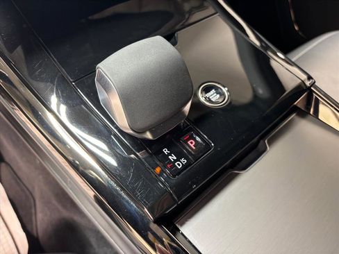 Used 2025 Land Rover Range Rover Sport SE image 15