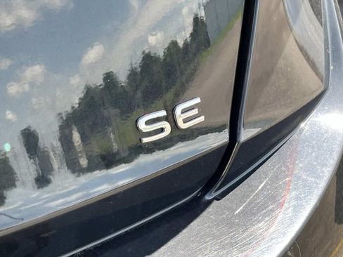 Used 2024 Volkswagen Jetta SE FWD image 9