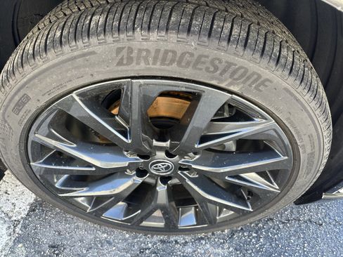 Used 2025 Toyota Crown Signia Limited w/ Advanced Technology Package image 3