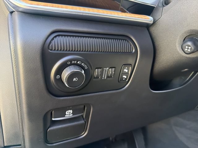 Used 2022 Jeep Grand Wagoneer Series III w/ Rear Seat Video Group 1 AWD/4WD image 17