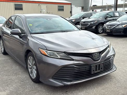 Used 2018 Toyota Camry LE FWD image 2
