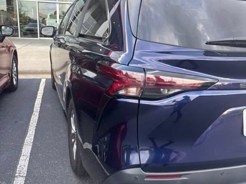 Used 2024 Toyota Sienna XLE FWD image 6