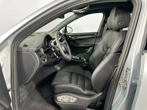 Certified 2025 Porsche Macan image 5