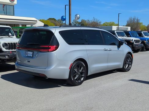 New 2026 Chrysler Pacifica Select w/ S Appearance Package FWD image 5