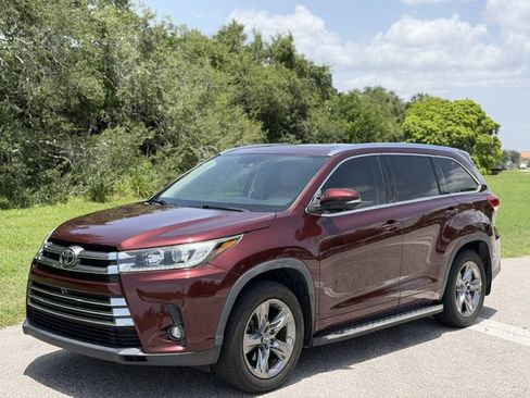 Used 2019 Toyota Highlander Limited Platinum FWD image 1
