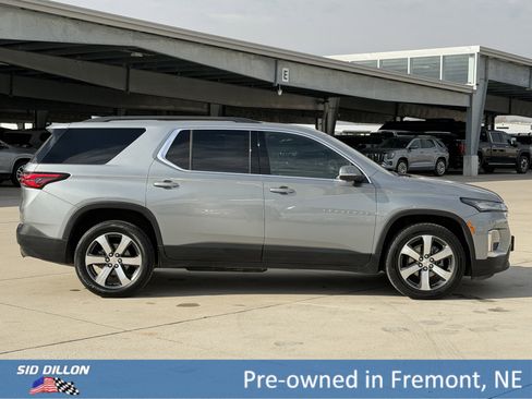 Used 2023 Chevrolet Traverse LT w/ LT Premium Package image 3
