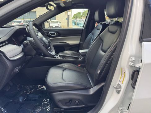 Used 2025 Jeep Compass Limited image 28