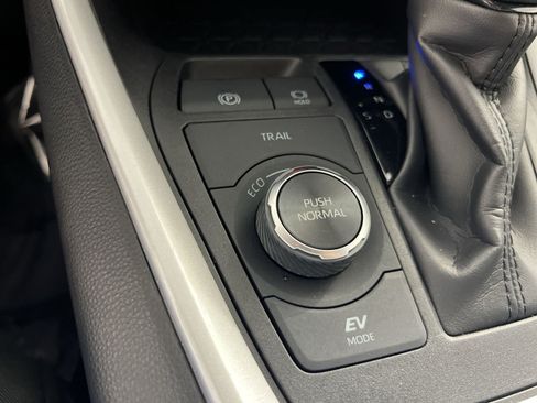 Used 2025 Toyota RAV4 XLE AWD/4WD image 32