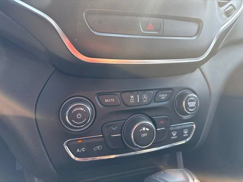 Used 2019 Jeep Cherokee Latitude Plus w/ Cold Weather Group AWD/4WD image 18