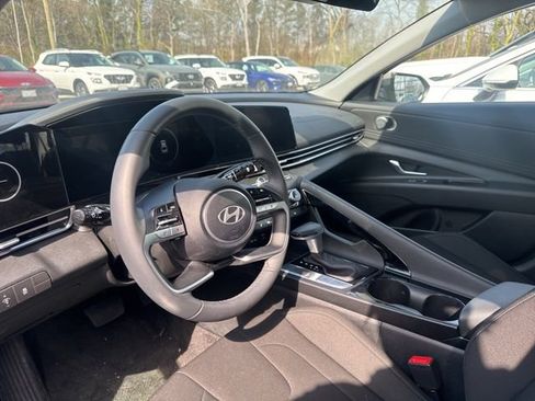 Used 2025 Hyundai Elantra SEL image 9
