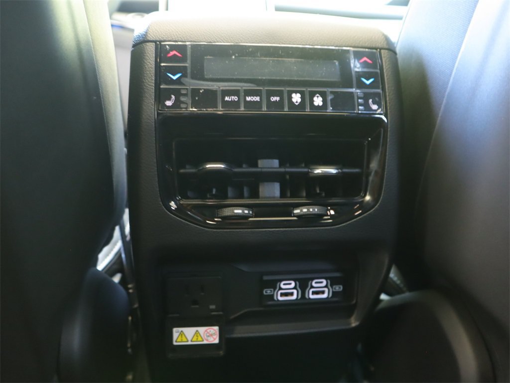 Used 2023 Jeep Grand Cherokee Overland w/ Luxury Tech Group IV RWD image 27