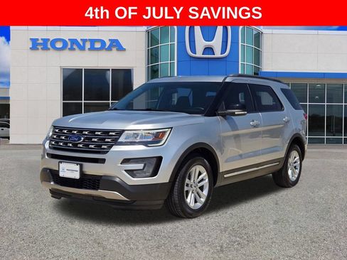 Used 2017 Ford Explorer XLT FWD image 7