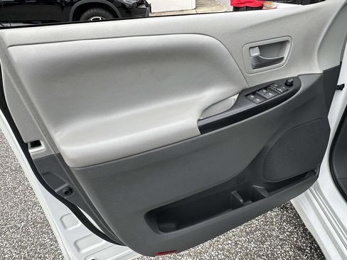 Used 2020 Toyota Sienna LE FWD image 25