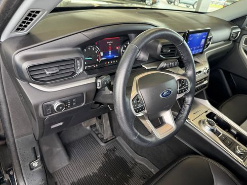 Used 2022 Ford Explorer XLT w/ Equipment Group 202A image 4