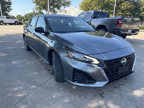 Used 2025 Nissan Altima 2.5 SV image 3