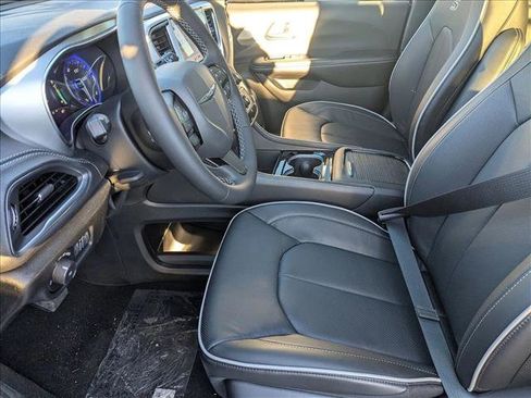 New 2026 Chrysler Pacifica Limited w/ S Appearance Package image 4