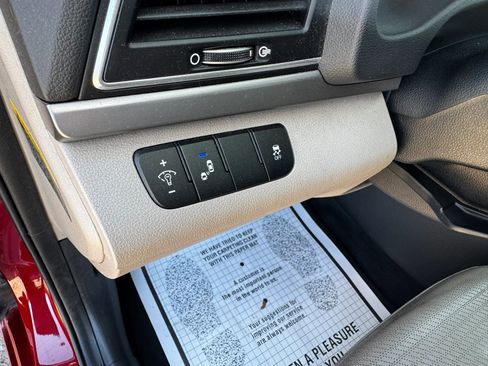 Used 2017 Hyundai Elantra Limited image 15