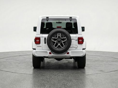 Used 2025 Jeep Wrangler Sahara image 7