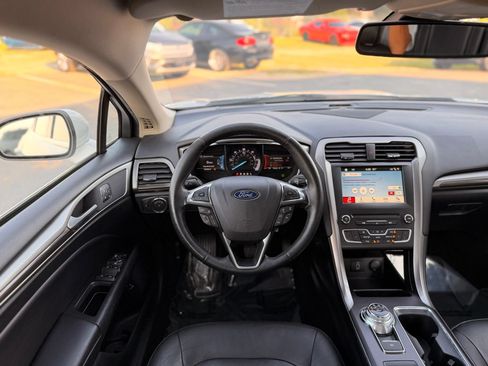 Used 2018 Ford Fusion SE w/ Equipment Group 602A FWD image 25