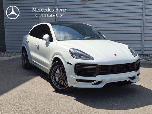Used 2022 Porsche Cayenne Turbo AWD/4WD image 1