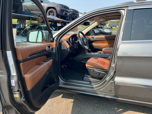 Used 2011 Jeep Grand Cherokee Overland Summit AWD/4WD image 4